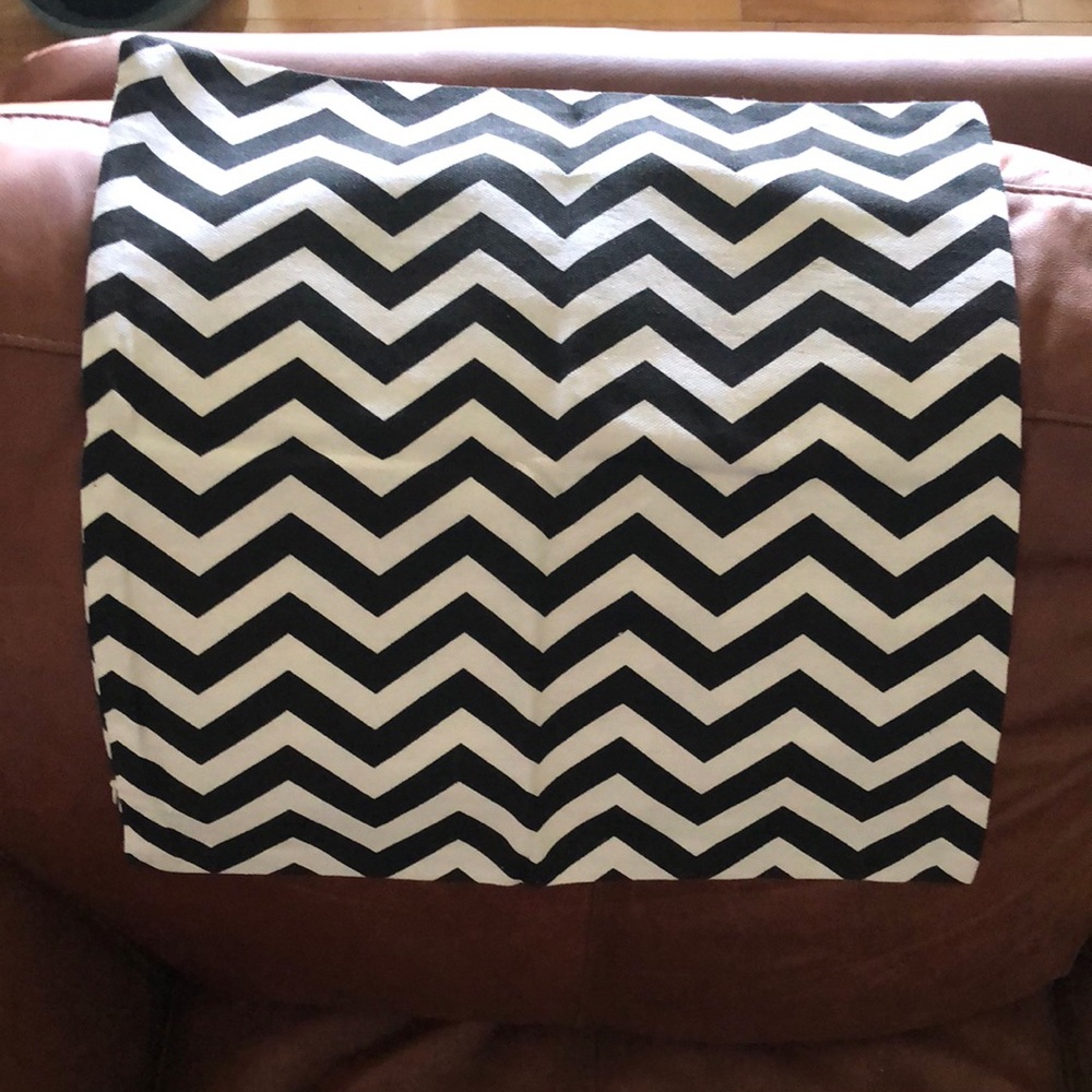 Black/white Chevron 16 x16 inches decorative throw pillow cushion covers 2 NWOT